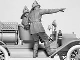 1/24 ICM Model T 1914 Fire Truck with Crew